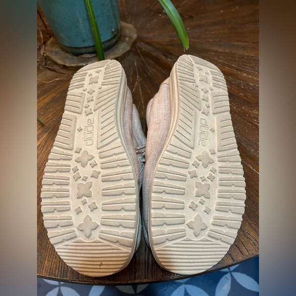 Hey Dude Kids' Tan Canvas Loafers. Youth Y4 L5 - Picture 4 of 4